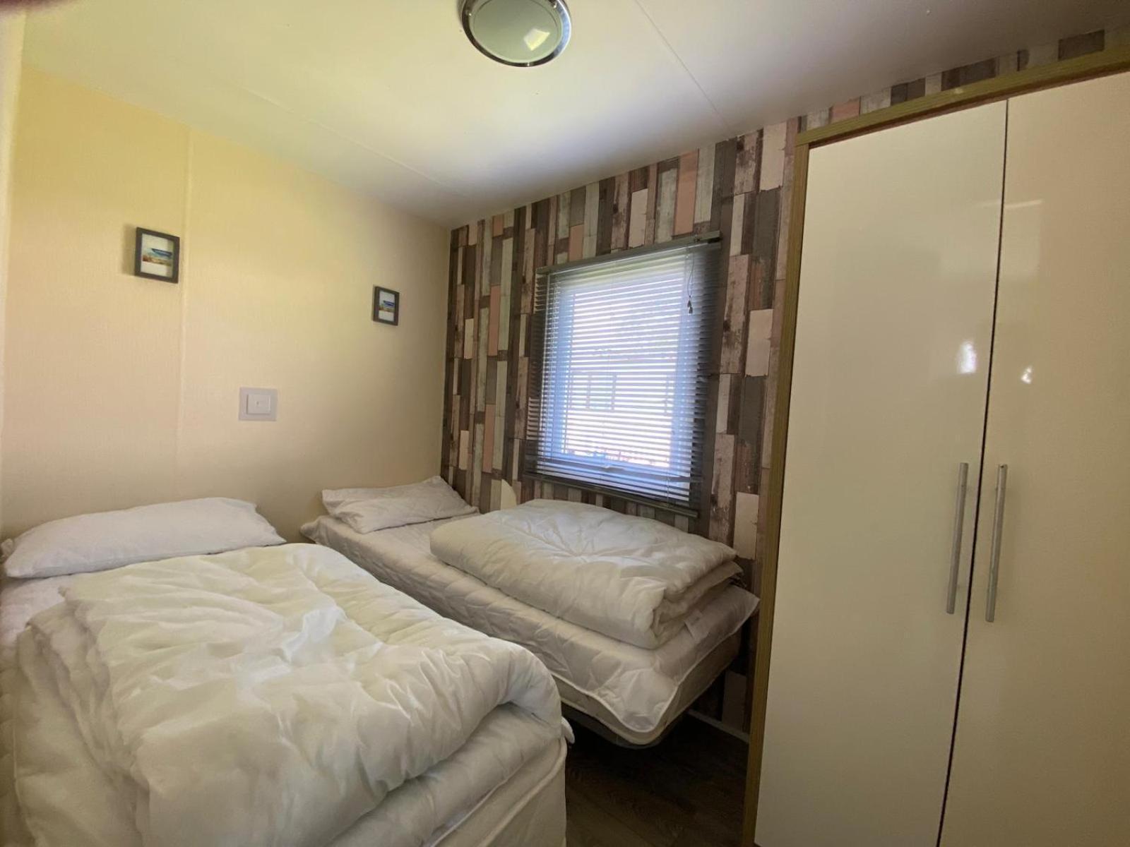 Homely Caravan Just A Short Walk To Hembsy Beach In Norfolk Ref 00036Ba Hemsby Exterior photo